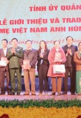 Giới thiệu và trao tặng bộ sách 'Bà mẹ Việt Nam anh hùng tỉnh Quảng Trị'